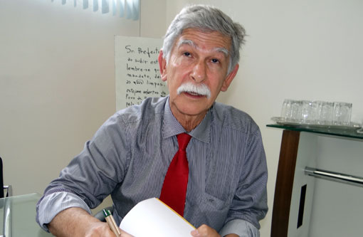 Eduardo Vasconcelos é multado em mais de R$ 8 mil por repasse a CEUSB