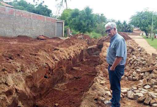 Prefeito de Brumado visita obra de canalização de drenagem pluvial na Rua Sandra Batista