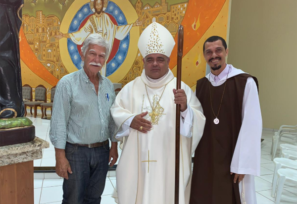 Prefeito Eduardo Vasconcelos e Bispo de Caetité comparecem à missa em comemoração aos 15 anos da CARP em Brumado 