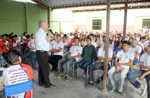 Brumado: Eduardo Vasconcelos ministra palestra sobre Água e Cidadania no Colégio Getúlio Vargas
