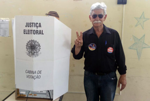 Brumado: Eduardo Vasconcelos vota na sessão eleitoral localizada na Biblioteca Municipal