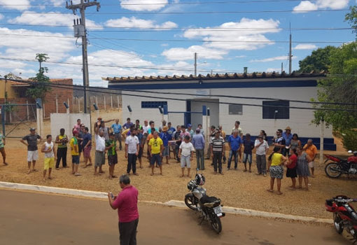 Maetinga: populares ateiam fogo em pneus em protesto a qualidade da água oferecida pela Embasa