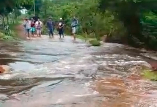 Ibicoara: Chuva forte deixa ponte submersa na zona rural 