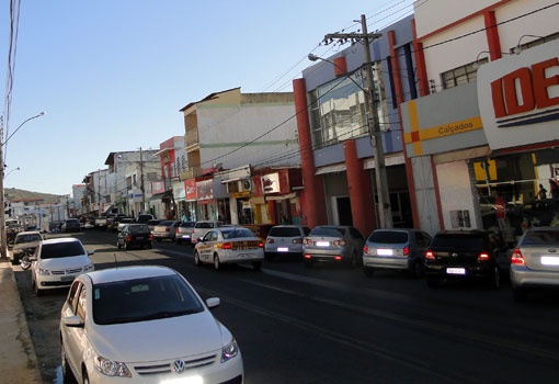 Percentual de famílias endividadas sobe pela primeira vez no ano