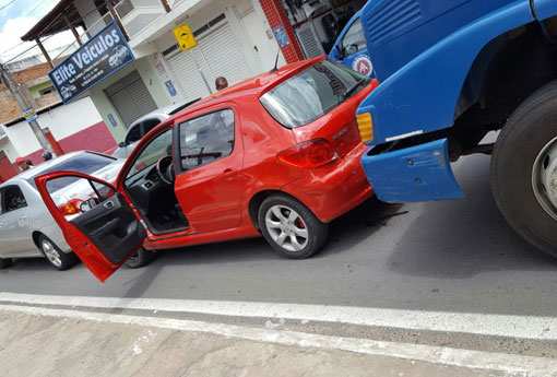 Engavetamento foi com três veículos aconteceu na Avenida Centenário em Brumado