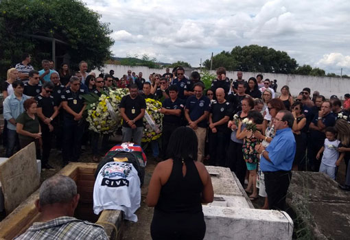 Policiais civis da Bahia e Minas Gerais homenageiam delegado Marco Torres durante cortejo em Governador Valadares (MG)