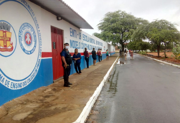 Brumado: famílias de alunos matriculados na rede municipal de ensino começam a receber cestas básicas 