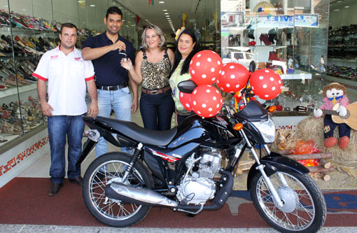 CDL entrega moto  0 Km  a ganhadora da  Campanha 'Show de Prêmio' Dia das Mães, Namorados e São João