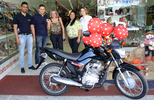 CDL entrega moto  0 Km  a ganhadora da  Campanha 'Show de Prêmio' Dia das Mães, Namorados e São João