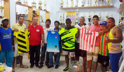 Brumado: Equipes que participarão do Campeonato Brumadense de Futsal edição 2015 recebem material esportivo