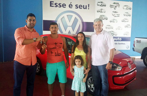 Brumado: Ganhador do carro na promoção da CDL recebeu o veículo na Brumauto