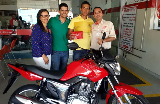 Brumado: Beto Bike Sports entrega moto do sorteio da loja
