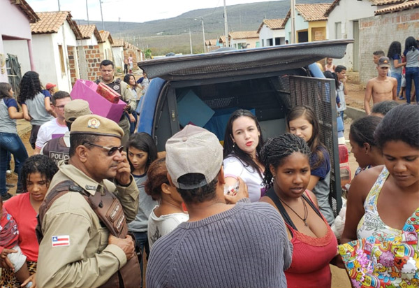 Ituaçu: Polícia Militar e alunos de escola municipal entregam brinquedos e alimentos arrecadados à pessoas carentes 