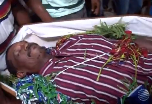 Em festa de réveillon, homem entra em caixão para representar enterro do 'ano velho'