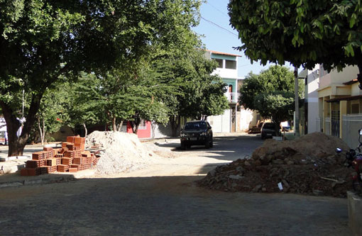 Brumado: SMTT e secretaria de Infraestrutura irão fiscalizar com mais rigor o acumulo de entulhos em ruas