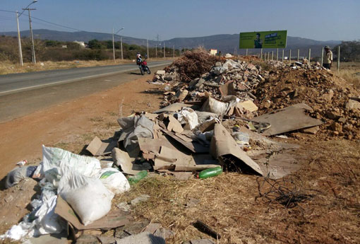 Grande quantidade de entulhos às margens da BA-262 preocupa brumadenses