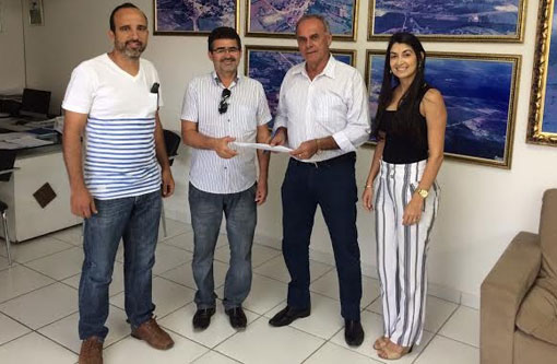 Prefeito de Brumado assina ordem de serviços para construção de escola em Ubiraçaba; obra está orçada em R$ 1,8 mi