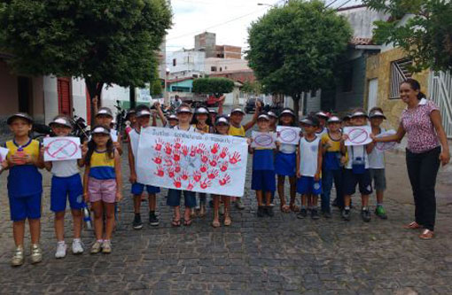 Brumado: Escola Clarice Morais realiza caminhada de conscientização no combate ao mosquito Aedes Aegypti