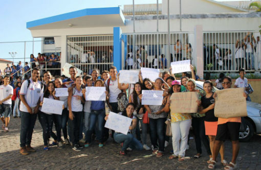 Brumado: alunos e professores de escolas estaduais protestam contra a falta de profissionais de limpeza nas unidades