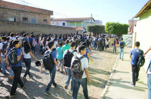 Brumado: alunos e professores de escolas estaduais protestam contra a falta de profissionais de limpeza nas unidades