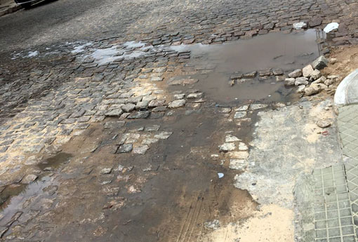 Brumado: em menos de dois meses, esgoto consertado pelo setor de infraestrutura volta a estourar na Rua Coronel Paulino Chaves