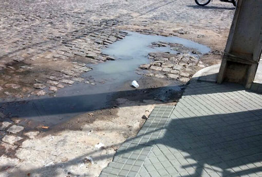 Brumado: esgoto estourado no centro da cidade exala mau cheiro e causa transtornos