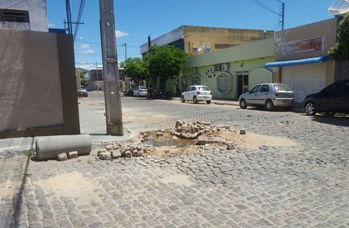 Brumado: há mais de um mês, esgoto estourado no centro da cidade exala mau cheiro e causa transtornos