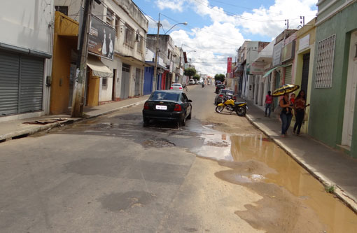 Brumado: Devido à obra, esgoto está a céu aberto no centro