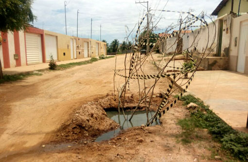 Brumado: esgoto à céu aberto na Rua Albertino Marques Barreto causa transtorno aos moradores