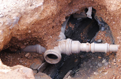 Brumado: Cano de esgoto estoura e contamina rede de água potável