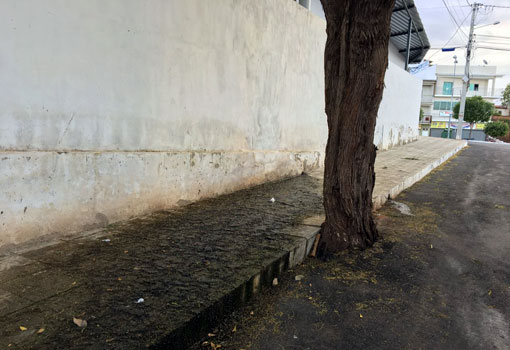 Brumado: além do mau cheiro, esgoto que escorre na calçada da Escola Municipal Maria Arminda Azevedo tem causado acidentes