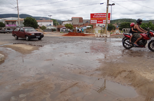 Brumado: Moradores cobram urgência em recuperação de esgoto a céu aberto