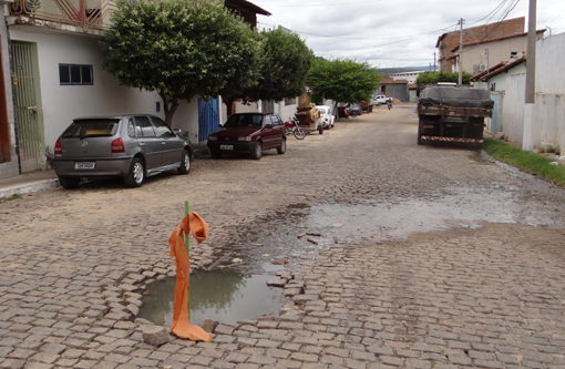 Brumado: Moradores cobram urgência em recuperação de esgoto a céu aberto