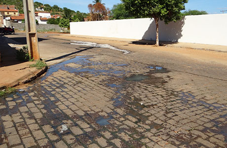 Alessandro Lôbo solicita limpeza de fossas em casas da Urbis I