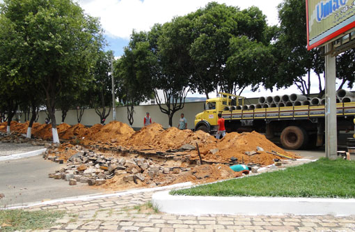 Brumado: Esgoto é recuperado na Praça da Prefeitura