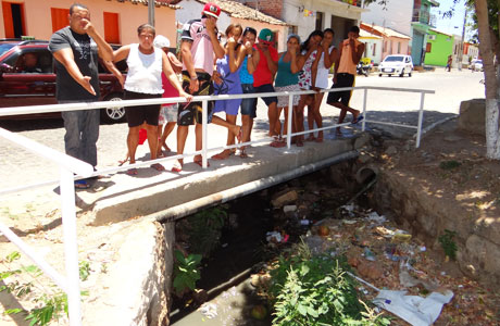 Brumado: Moradores da rua Virgílio Ataíde reclamam de esgoto