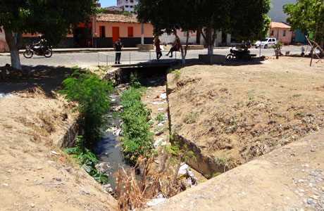 Brumado: Moradores da rua Virgílio Ataíde reclamam de esgoto