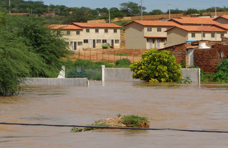 Brumado: Enchente derruba muro da estação de tratamento de esgoto da Embasa