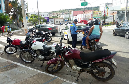 Brumado: SMTT inicia proibição de estacionamento de motos em frente ao Banco do Brasil