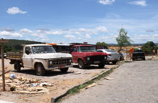 Brumado: Devido a lentidão das obras, usuários desobstruem isolamento da área da Cesta do Povo e voltam a estacionar