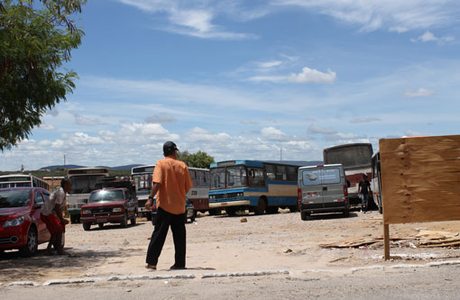Brumado: Devido a lentidão das obras, usuários desobstruem isolamento da área da Cesta do Povo e voltam a estacionar
