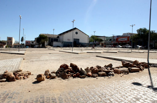 Brumado: Obra do estacionamento da área da Cesta do Povo já foi concluída; mas local permanece isolado