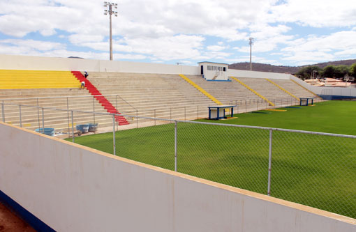 Arquibancadas do Estádio Gilberto Cardoso recebem cores da bandeira de Brumado