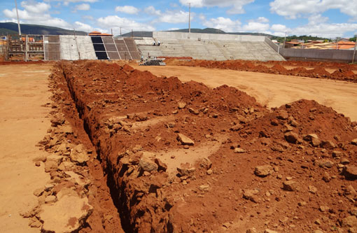 Brumado: Reforma do Estádio dos Prazeres em andamento, serviço de drenagem foi iniciado