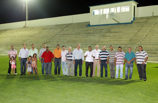 Brumado: Prefeito e demais autoridades acompanham teste de iluminação no Estádio Gilbertão