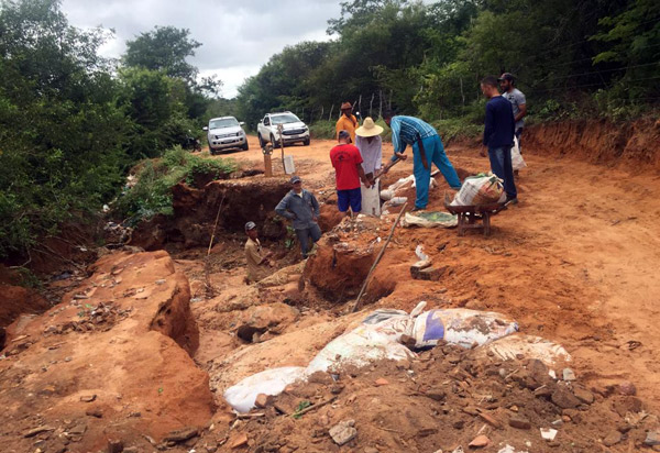 Brumado: moradores da região de Arrecife realizam mutirão para recuperação das estradas vicinais