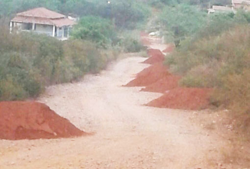 Brumado: moradores do Jacaré pedem que prefeitura espalhe montes de terra depositados nas estradas vicinais