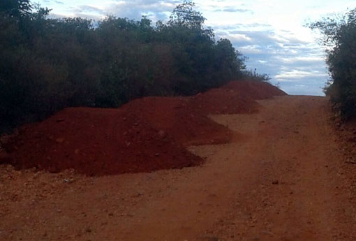 Brumado: moradores do Jacaré pedem que prefeitura espalhe montes de terra depositados nas estradas vicinais