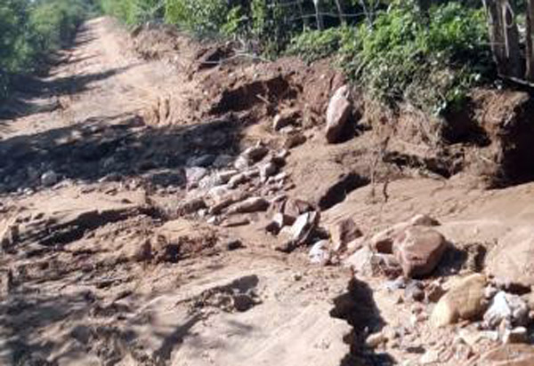 Lagoa transborda devido as fortes chuvas e percurso de van escolar precisa ser alterado em Dom Basílio