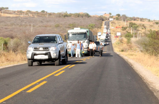 Uso do farol baixo durante o dia será obrigatório em rodovias a partir de sexta 